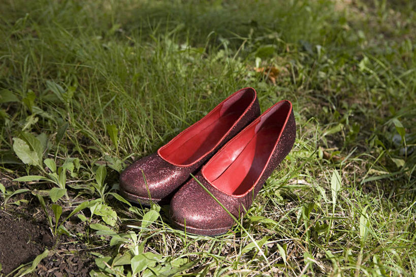 无人,横图,俯视,室外,特写,白天,高跟鞋,时尚,草地,草坪,植物,鞋子,叶子,一双,绿叶,草,红色,绿色,嫩叶,时髦,时兴,叶,叶片,彩图,高角度拍摄