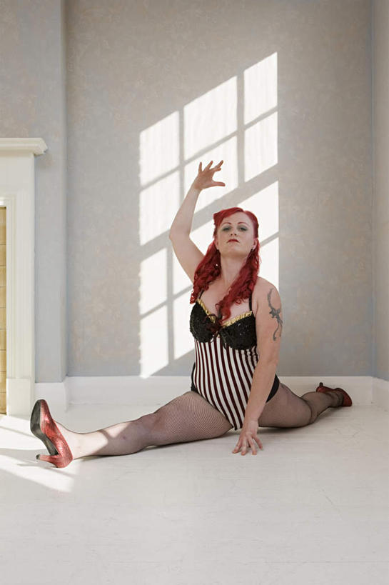 西方人,一个人,演员,坐,举,竖图,室内,白天,正面,欧洲,欧洲人,仅一个女性,仅一个人,阴影,内衣,反射,影子,墙,注视,墙壁,墙面,观察,看,托,仅一个中年女性,胸罩,文胸,劈叉,劈腿,观看,张开双腿,察看,关注,乳罩,胸衣,展开双腿,女人,女性,中年女性,白种人,举起,举手,举着,向上举,向上伸,向上托,坐着,彩图,全身,伸展双腿