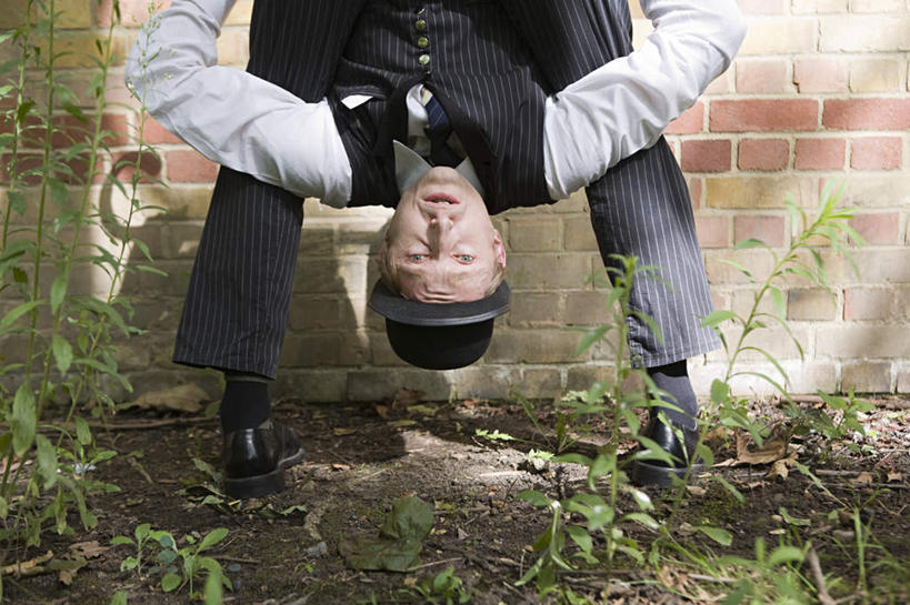 西方人,一个人,站,横图,室外,白天,正面,戏服,西装,游戏,草地,草坪,植物,欧洲,欧洲人,仅一个男性,仅一个人,仅一个中年男性,表演,弯腰,阴影,套装,正装,反射,影子,墙,玩,注视,职业装,娱乐,墙壁,墙面,草,绿色,观察,看,站着,休闲,观看,活动,察看,发泄,关注,消遣,智力,角色扮演,宣泄,弯身,演戏,男人,男性,中年男性,白种人,玩耍,嬉戏,站立,半身,彩图