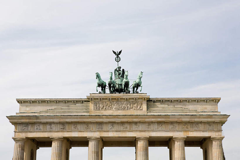 无人,横图,室外,白天,仰视,旅游,度假,名胜古迹,门,标志建筑,地标,建筑,雕塑,德国,欧洲,遗迹,艺术,装饰,雕刻,雕像,云,云朵,拱门,首都,云彩,古迹,文物,娱乐,建设,古建筑,柏林,勃兰登堡门,蓝色,白云,蓝天,天空,工艺品,门框,天,享受,休闲,旅游胜地,放松,晴朗,纪念,美术,西欧,主题,陈列,古文明,德意志联邦共和国,功能,美学,柏林州,晴空,彩图,低角度拍摄