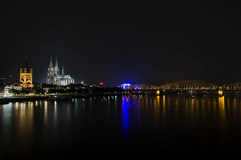 无人,教堂,横图,室外,夜晚,正面,旅游,度假,河流,名胜古迹,水,标志建筑,大桥,地标,建筑,立交桥,路灯,桥梁,夜景,照明,德国,欧洲,阴影,波纹,节日,遗迹,光线,影子,河水,水流,高架,斜拉桥,桥,灯光,涟漪,古迹,文化,文物,娱乐,建设,古建筑,灯,倒影,水纹,波浪,祈祷,享受,休闲,健康,旅游胜地,放松,许愿,宗教,信仰,纪念,祈求,照亮,倒映,基督教,照明设备,西欧,天主教,信念,古文明,德意志联邦共和国,水晕,科隆大教堂,科隆,反照,霍亨索伦桥,平安,彩图,大教堂,礼拜堂