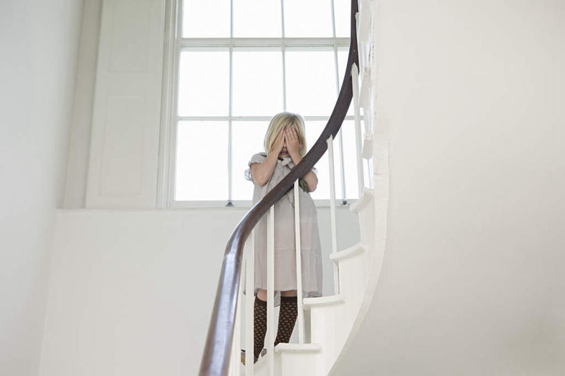 西方人,儿童,一个人,栏杆,站,横图,室内,白天,仰视,裙子,纯洁,窗户,楼梯,欧洲,欧洲人,仅一个女性,仅一个人,连衣裙,扶手,阶梯,护栏,玻璃窗,台阶,小孩,站着,仅一个小孩,可爱,童年,童趣,遮,遮掩,掩盖,遮挡,童真,烂漫,无邪,遮盖,掩饰,害臊,含羞,怕羞,害羞,天真,女孩,女人,女性,白种人,孩子,站立,彩图,低角度拍摄,全身,女生