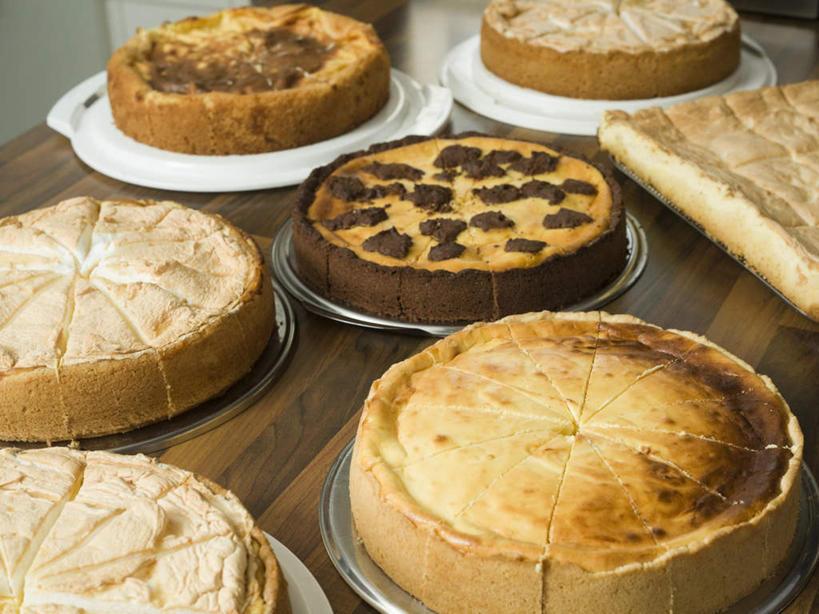 点心,无人,横图,俯视,室内,特写,白天,下午茶,桌面,桌子,餐具,许多,阴影,朦胧,模糊,反射,木制,碟子,盘,影子,墙,食品,墙壁,墙面,食物,糕点,白色,盘子,木制品,碟,奶油蛋糕,磅蛋糕,彩图,高角度拍摄,蛋糕