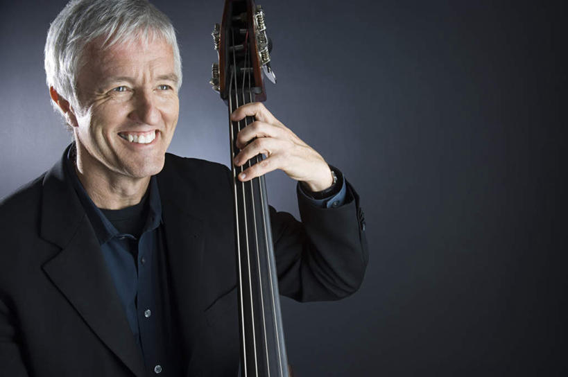 西方人,一个人,站,笑,微笑,露齿笑,横图,室内,白天,正面,欧洲,欧洲人,仅一个男性,仅一个人,握,灰色背景,服装,乐器,弦乐器,弹奏,演奏,注视,休闲装,一个,衣服,观察,看,站着,仅一个老年男性,休闲,休闲服,握着,摄影,服饰,影棚,单个,观看,察看,关注,弓拉弦乐器,弓拉弦鸣乐器,低音提琴,倍大提琴,擦奏弦鸣乐器,老年男性,男人,男性,白种人,站立,半身,彩图,影棚拍摄,拍摄