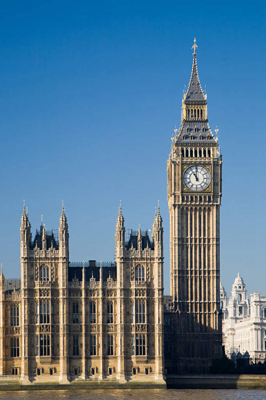 无人,高楼大厦,竖图,室内,白天,正面,旅游,度假,河流,水,标志建筑,大厦,地标,建筑,摩天大楼,英国,欧洲,伦敦,阴影,时间,光线,时钟,影子,河水,水流,钟楼,首都,计时,娱乐,建设,大本钟,大笨钟,蓝色,蓝天,天空,阳光,钟表,天,享受,休闲,表,旅游胜地,放松,晴朗,西欧,大不列颠,大不列颠及北爱尔兰联合王国,万里无云,塔钟,大不列颠联合王国,日不落英帝国,雾都,钟,晴空,晴空万里,彩图,大楼,高层建筑,高楼,摩天楼