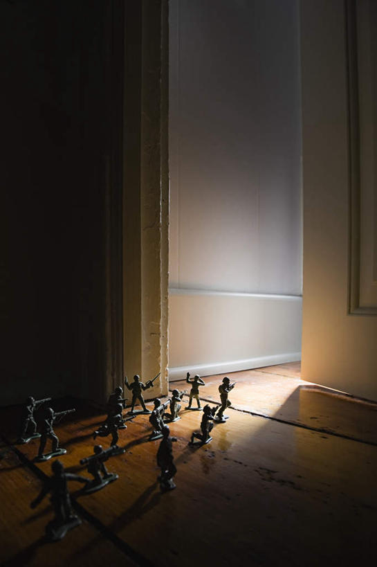 西方人,无人,站,竖图,室内,夜晚,正面,游戏,地板,门,玩具,欧洲,欧洲人,士兵,地面,许多人,玩,娱乐,木地板,门框,站着,一群人,休闲,益智,战争,活动,发泄,消遣,智力,战斗,部队,军队,宣泄,兵士,战役,男人,男性,年轻男性,白种人,玩耍,嬉戏,站立,彩图,全身