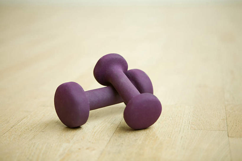 无人,横图,俯视,室内,特写,白天,地板,静物,哑铃,一堆,阴影,堆叠,堆积,朦胧,模糊,反射,影子,地面,运动器械,木地板,两个,紫色,健身器械,堆,健身器材,彩图,高角度拍摄,运动器材