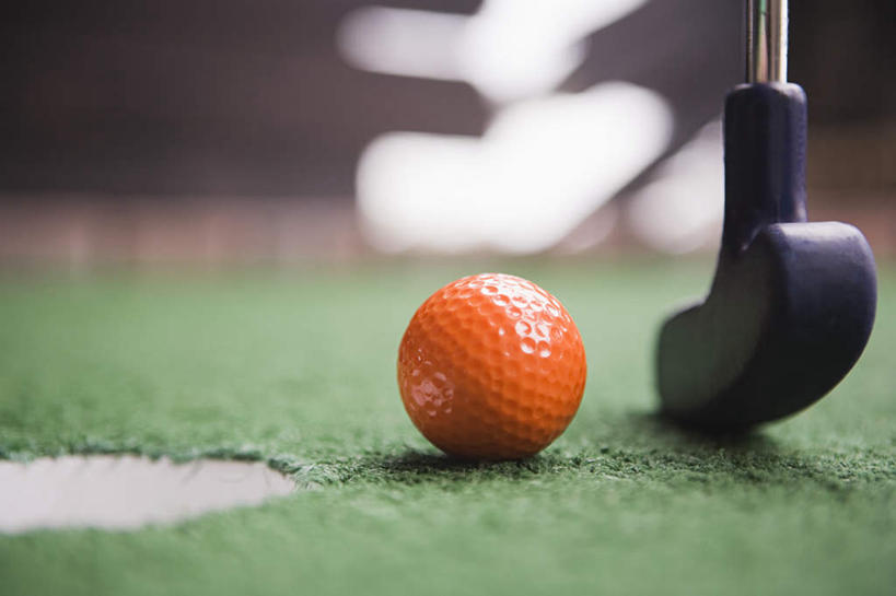 无人,游乐园,横图,室外,特写,白天,正面,游戏,草地,草坪,植物,游乐场,朦胧,模糊,高尔夫,高尔夫球,球场,玩,娱乐,高尔夫球场,草,一个,绿色,休闲,橙色,单个,活动,高尔夫球杆,发泄,消遣,智力,绿茵场,高尔夫运动,高尔夫球具,宣泄,乐园,玩耍,嬉戏,彩图