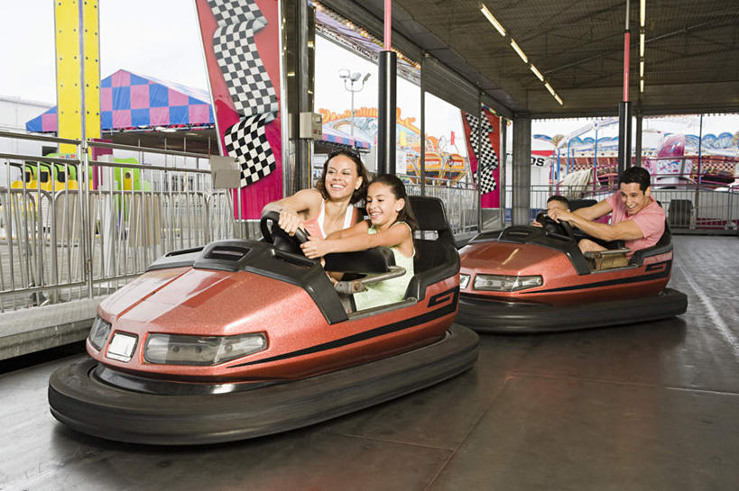 西方人,儿童,四个人,家庭,夫妻,母亲,父亲,女儿,儿子,坐,笑,微笑,露齿笑,横图,室外,白天,正面,爱情,度假,游戏,纯洁,美景,城市风光,城市,欧洲,欧洲人,服装,墨镜,眼镜,景观,浪漫,玩,注视,休闲装,娱乐,车,小孩,衣服,太阳镜,太阳眼镜,观察,看,享受,休闲,温暖,温馨,父女,父子,母女,母子,一家人,休闲服,遮阳镜,景色,恩爱,放松,父爱,可爱,母爱,童年,童趣,恋人,服饰,游乐设施,碰碰车,观看,活动,和睦,察看,发泄,关注,消遣,智力,载具,童真,烂漫,无邪,宣泄,游艺设施,天真,男孩,男人,男性,年轻男性,年轻女性,女孩,女人,女性,白种人,孩子,年轻人,夫妇,情侣,玩耍,嬉戏,坐着,半身,彩图,伴侣,融洽,男生,女生