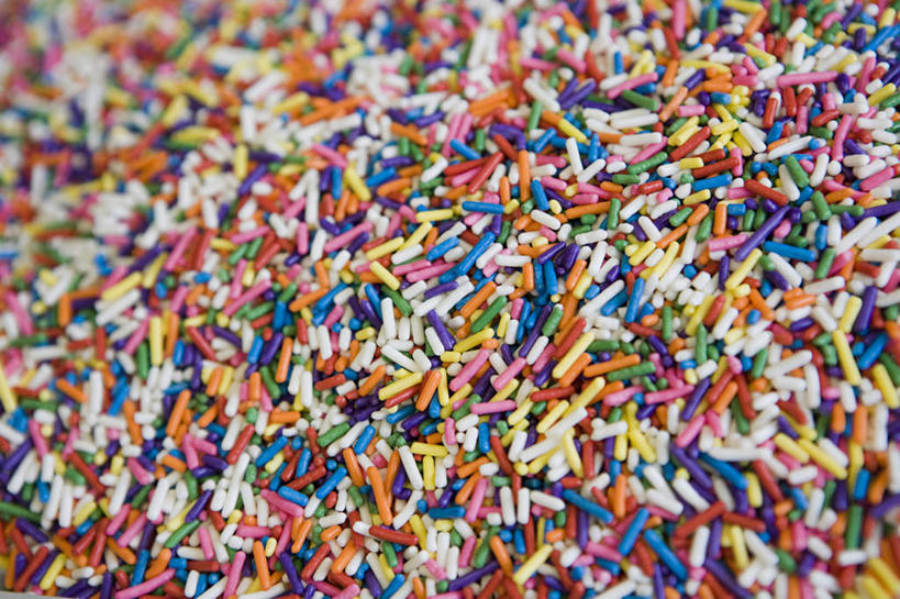 无人,横图,彩色,室外,特写,白天,正面,一堆,堆叠,堆积,朦胧,模糊,装饰,巧克力,朱古力,堆,五颜六色,华丽,修饰,色彩斑斓,点缀,五彩缤纷,衬托,美观,雅致,雅观,五彩斑斓,七彩米,五光十色,七彩糖针,巧克力针,朱古力针,彩图