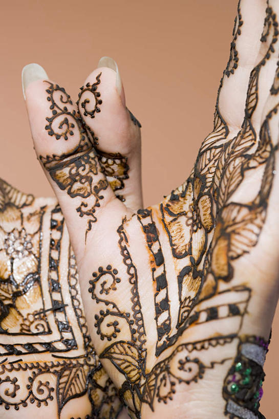 手,一个人,竖图,室内,特写,白天,正面,亚洲,仅一个年轻女性,仅一个女性,仅一个人,艺术,彩绘,文化,手部,摄影,影棚,褐色背景,单手,人体彩绘,美观,纹身彩绘,年轻女性,女人,女性,亚洲人,印度人,半身,彩图,影棚拍摄,拍摄