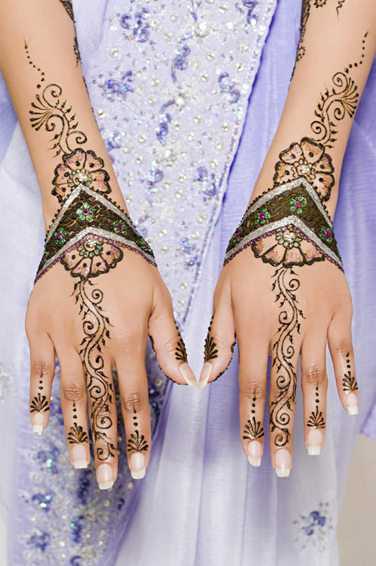 手,指甲,一个人,站,竖图,俯视,室内,特写,白天,民族服装,亚洲,双手,仅一个年轻女性,仅一个女性,仅一个人,展开,张开,艺术,彩绘,文化,站着,手部,摄影,服饰,影棚,飘逸,庄重,追求,人体彩绘,纱丽,美观,雅致,纱丽服,清婉,妍丽,纹身彩绘,年轻女性,女人,女性,亚洲人,印度人,手指甲,站立,半身,彩图,高角度拍摄,影棚拍摄,传统服装,民俗服,拍摄,奢华