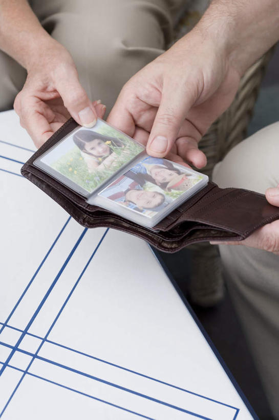 西方人,手,两个人,伙伴,朋友,坐,竖图,俯视,照片,室内,特写,白天,友谊,桌子,玻璃,欧洲,欧洲人,握,阴影,服装,朦胧,模糊,反射,相册,影子,拿,茶几,拿着,休闲装,玻璃制品,衣服,休闲,手部,休闲服,握着,摄影,服饰,单手,友情,老年女性,女人,女性,白种人,相片,坐着,半身,彩图,高角度拍摄,拍摄,照相