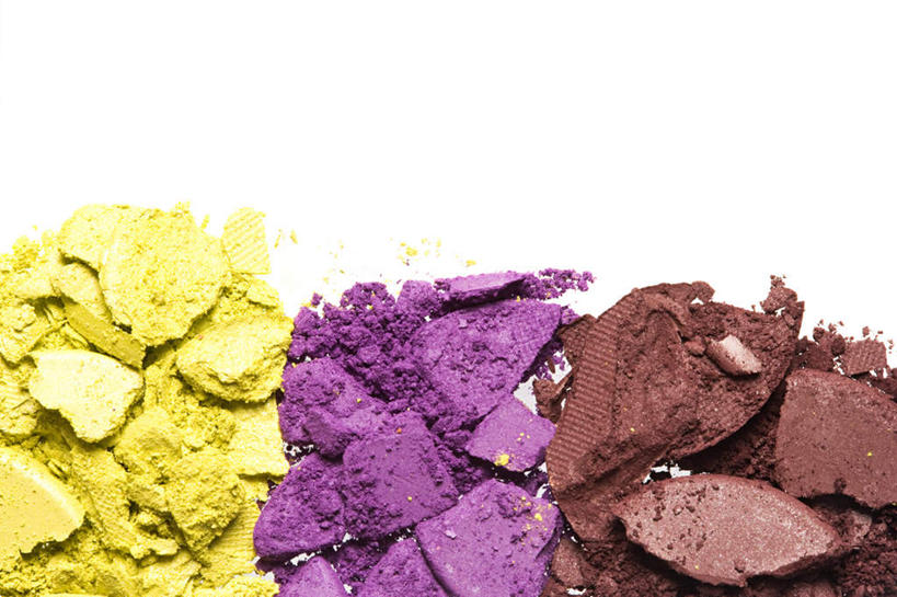 无人,横图,俯视,室内,特写,白天,白色背景,化妆,美容,静物,一排,护肤,阴影,破碎,整齐,反射,粉饼,影子,棕色,排列,黄色,紫色,化妆品,保养,享受,休闲,放松,保健,摄影,影棚,破裂,队列,养颜,摧毁,彩图,高角度拍摄,影棚拍摄,拍摄