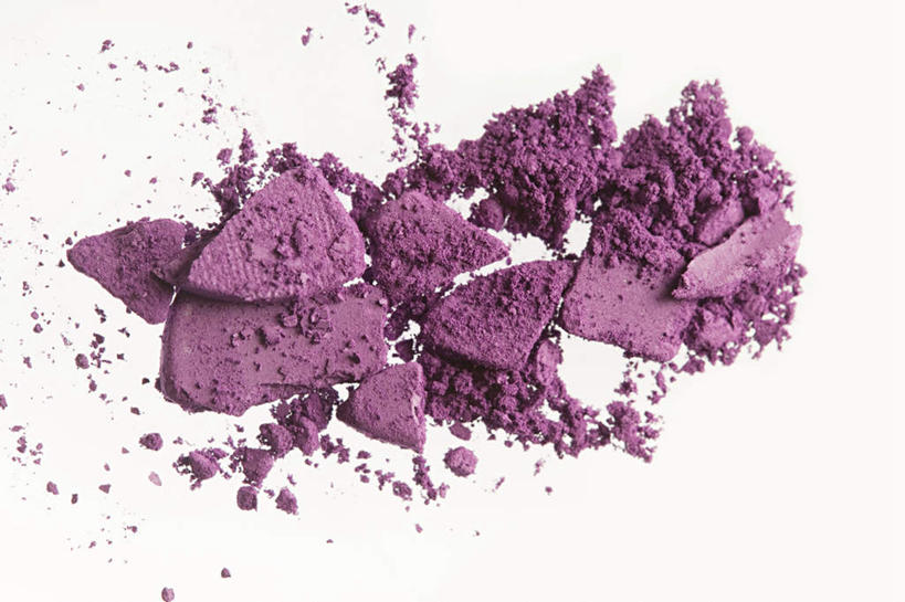 无人,横图,俯视,室内,特写,白天,白色背景,化妆,美容,静物,护肤,阴影,破碎,反射,粉饼,粉末,影子,破坏,紫色,保养,享受,休闲,粉,放松,保健,摄影,影棚,粉碎,养颜,摧毁,粉状,粉剂,彩图,高角度拍摄,影棚拍摄,拍摄