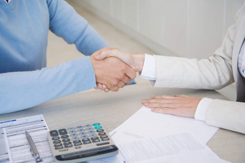 西方人,手,两个人,坐,握手,横图,俯视,室内,特写,白天,计算器,桌面,桌子,欧洲,欧洲人,服装,计算,科学,木制,材料,档案,文件,纸,办公用品,休闲装,衣服,木制品,手稿,资料,休闲,手部,休闲服,理财,财务,服饰,证明,数学,文档,照料,参谋,男人,男性,年轻男性,年轻女性,女人,女性,白种人,搀手,拉手,手搀手,手拉手,手牵手,手握手,坐着,半身,彩图,高角度拍摄,顾问