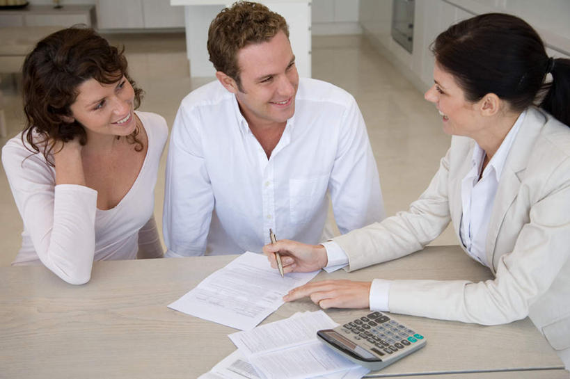 西方人,三个人,家庭,夫妻,坐,笑,说,微笑,露齿笑,横图,俯视,室内,白天,爱情,讨论,计算器,桌面,桌子,欧洲,欧洲人,服装,计算,科学,木制,材料,档案,文件,纸,办公用品,浪漫,注视,休闲装,衣服,木制品,手稿,资料,观察,看,休闲,温暖,温馨,一家人,休闲服,恩爱,理财,财务,恋人,服饰,观看,账单,证明,和睦,察看,票据,关注,数学,文档,发票,照料,小票,参谋,交流,男人,男性,年轻男性,年轻女性,女人,女性,白种人,夫妇,情侣,沟通,讲话,交谈,商讨,说话,谈话,坐着,半身,彩图,高角度拍摄,顾问,伴侣,融洽,收据