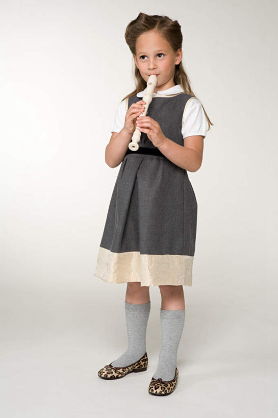 西方人,儿童,一个人,站,竖图,室内,白天,白色背景,正面,纯洁,欧洲,欧洲人,仅一个女性,仅一个人,握,服装,艺术,笛子,乐器,木管乐器,竖笛,音乐,吹奏,拿,拿着,注视,休闲装,小孩,衣服,观察,看,站着,仅一个小孩,休闲,休闲服,可爱,童年,童趣,握着,摄影,服饰,影棚,观看,察看,关注,童真,烂漫,无邪,直笛,天真,女孩,女人,女性,白种人,孩子,站立,彩图,全身,影棚拍摄,拍摄,女生