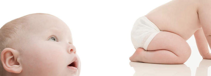 西方人,婴儿,儿童,脸,头,脸颊,腿部,脚,脚趾,脚趾甲,腿,两个人,横图,室内,特写,白天,白色背景,正面,纯洁,欧洲,欧洲人,惊讶,注视,光脚,尿布,纸尿裤,尿不湿,小孩,看,趴着,张嘴,赤脚,可爱,摄影,活泼,影棚,惊奇,纸尿布,关注,宝宝,张大嘴巴,纯真,烂漫,无邪,纸尿片,伶俐,天真,白种人,孩子,头部,脚指甲,脸部,脸蛋,面部,张开嘴,趴,抬头,仰头,半身,彩图,影棚拍摄,拍摄