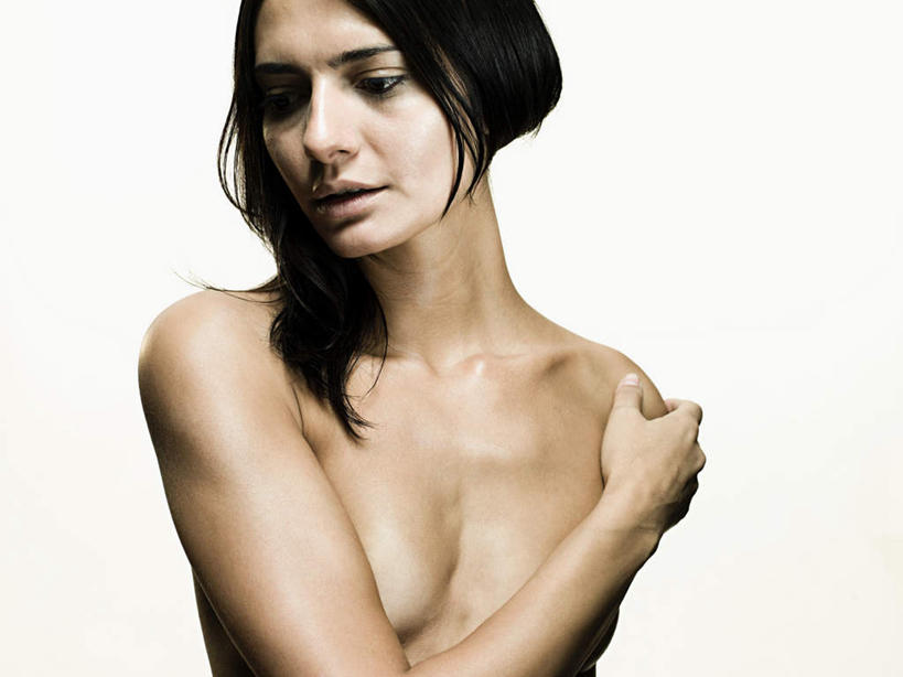 西方人,脸,头,脸颊,手,头发,一个人,站,横图,室内,特写,白天,白色背景,正面,欧洲,欧洲人,仅一个年轻女性,仅一个女性,仅一个人,褐色,注视,裸露,肩膀,观察,看,站着,手部,遮,遮掩,摄影,影棚,观看,单手,察看,掩盖,遮挡,关注,裸,遮盖,掩饰,害臊,含羞,怕羞,害羞,年轻女性,女人,女性,白种人,头部,长发,卷发,脸部,脸蛋,面部,站立,半身,彩图,影棚拍摄,拍摄