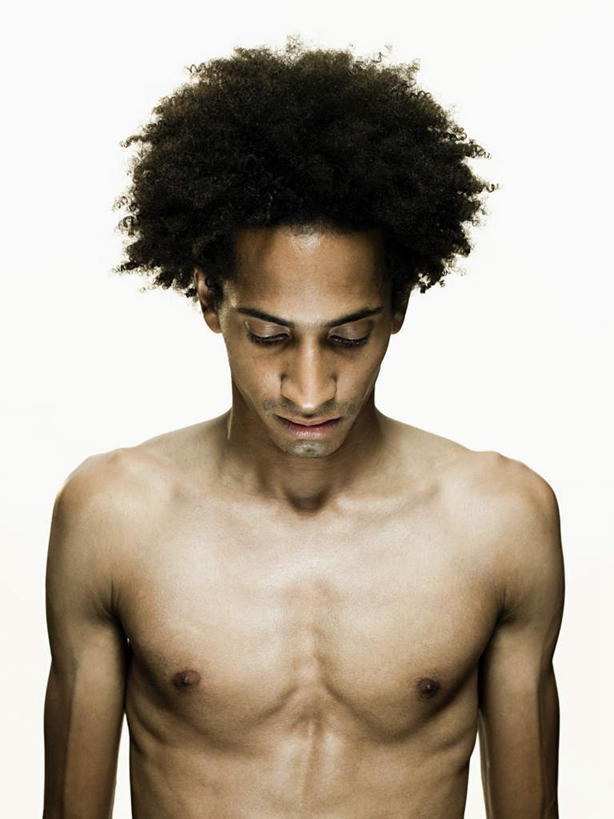 西方人,肌肉,头发,健壮,一个人,闭眼,竖图,室内,白天,白色背景,正面,欧洲,非洲,黑人,欧洲人,仅一个男性,仅一个人,裸露,仅一个年轻男性,黑色,低头,健康,活力,力量,摄影,影棚,青春,强壮,爆炸头,裸,垂头,男人,男性,年轻男性,非洲人,卷发,闭眼睛,闭着眼,闭着眼睛,半身,彩图,影棚拍摄,拍摄