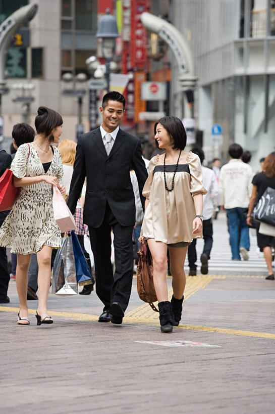 东方人,走,笑,微笑,露齿笑,竖图,室外,白天,正面,衬衫,裙子,西装,爱情,购物,消费,道路,路,公路,袋子,项链,东京,日本,亚洲,一条,行人,连衣裙,套装,正装,包装袋,手提袋,分界线,购物袋,领带,停车线,交通,许多人,浪漫,注视,职业装,黄种人,路人,装饰品,饰品,首饰,观察,看,一群人,温暖,温馨,恩爱,金融,恋人,观看,车行道,车行道分界线,和睦,察看,购买,关注,标线,贸易,东亚,车行线,本州,关东地方,本州岛,日本国,东京都,过客,男人,男性,年轻男性,年轻女性,女人,女性,亚洲人,情侣,马路,步行,散步,走路,半身,彩图,衬衣,伴侣,融洽