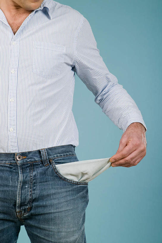 西方人,一个人,站,竖图,室内,白天,正面,欧洲,欧洲人,仅一个男性,仅一个人,仅一个中年男性,握,蓝色背景,服装,裤子,拿,拿着,牛仔裤,休闲装,衣服,站着,休闲,休闲服,握着,摄影,服饰,影棚,贫困,贫穷,困难,贫苦,穷苦,清苦,清贫,男人,男性,中年男性,白种人,站立,半身,彩图,影棚拍摄,拍摄