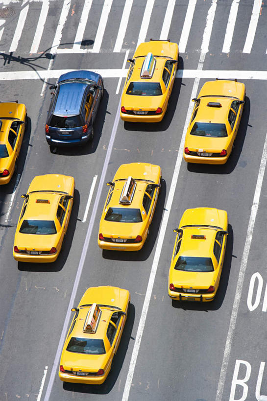 无人,竖图,俯视,航拍,室外,白天,度假,美景,城市风光,城市,道路,路,公路,出租车,汽车,照明,一排,许多,整齐,景观,灯光,分界线,停车线,交通,很多,娱乐,车,灯,排列,黄色,灯具,交通工具,轿车,享受,休闲,景色,放松,警示,车灯,尾灯,车行道,车行道分界线,照亮,提醒,照明设备,鸟瞰,堵塞,队列,提示,载具,的士,标线,计程车,车行线,梗塞,拥塞,马路,彩图,高角度拍摄