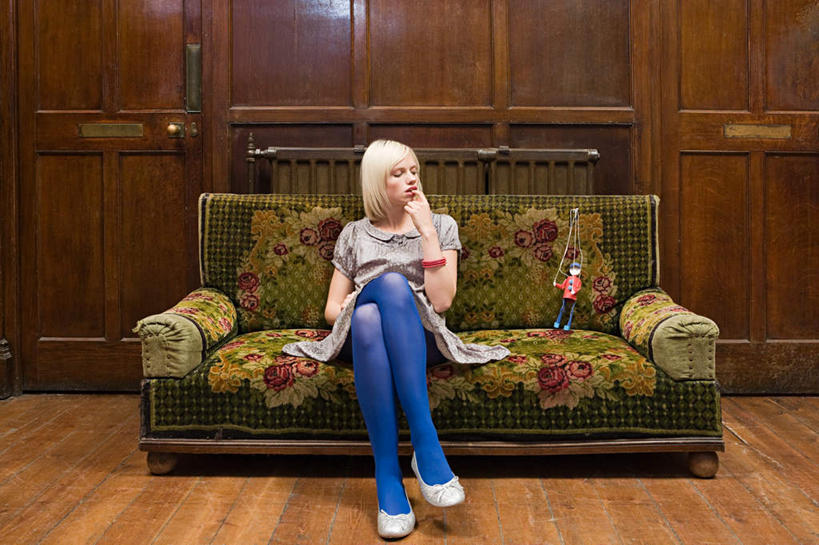 西方人,一个人,客厅,坐,横图,室内,白天,正面,摆设,沙发,欧洲,欧洲人,仅一个年轻女性,仅一个女性,仅一个人,服装,裤子,艺术,装饰,人偶,二郎腿,注视,牛仔裤,休闲装,文化,装饰品,衣服,模型,装饰物,工艺品,观察,看,休闲,休闲服,服饰,观看,华丽,修饰,点缀,察看,起居室,高雅,木偶,关注,饰物,布艺沙发,简洁,衬托,美观,雅致,雅观,木偶人,木人,客堂,年轻女性,女人,女性,白种人,坐着,彩图,全身