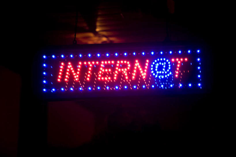 无人,网吧,横图,彩色,室外,特写,夜晚,仰视,霓虹灯,阴影,朦胧,模糊,光线,英文,标志,文字,影子,字符,字母,灯光,七彩,光源,标识,霓虹,灯,英文字母,照明设备,氖灯,彩图,低角度拍摄