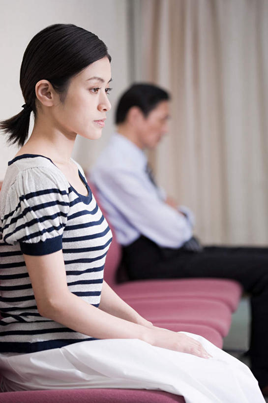 东方人,两个人,医院,坐,竖图,室内,白天,侧面,窗帘,沙发,亚洲,服装,朦胧,模糊,装饰,注视,黄种人,衣服,帘子,观察,看,遮阳,服饰,期待,观看,等待,等候,华丽,修饰,点缀,察看,衣着,穿着,关注,布艺沙发,等候室,医疗机构,衬托,美观,雅致,雅观,衣饰,男人,男性,年轻男性,年轻女性,女人,女性,亚洲人,坐着,半身,彩图,病院,诊所