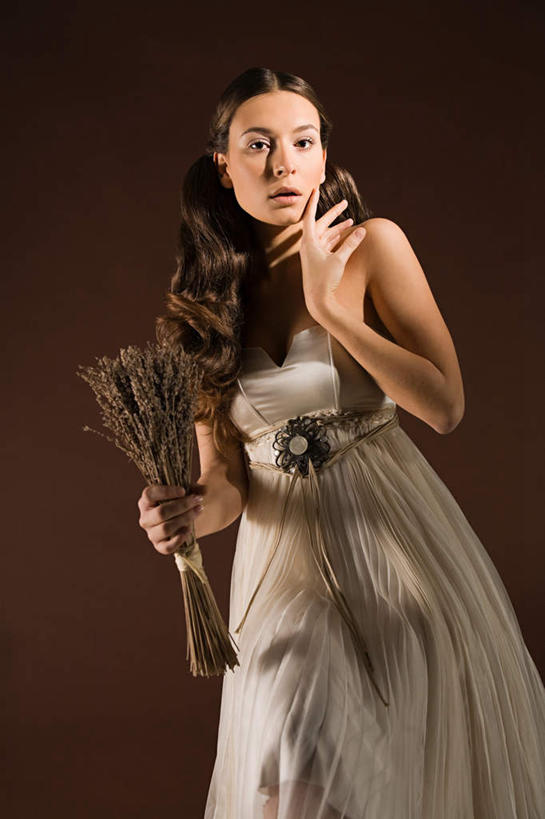 西方人,一个人,站,竖图,室内,白天,正面,裙子,农作物,小麦,欧洲,欧洲人,仅一个年轻女性,仅一个女性,仅一个人,握,阴影,棕色背景,连衣裙,反射,影子,谷物,注视,观察,看,站着,健康,握着,摄影,麦子,影棚,星座,观看,察看,关注,善良,占卜,处女座,宽厚,仁慈,室女座,细心,年轻女性,女人,女性,白种人,站立,半身,彩图,影棚拍摄,拍摄