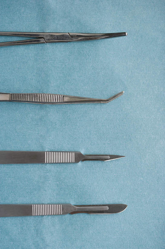 无人,竖图,俯视,室内,特写,白天,静物,金属制品,一排,阴影,蓝色背景,锐利,整齐,反射,金属,镊子,影子,刀具,排列,刀,四个,摄影,影棚,锋利,手术刀,尖锐,队列,医疗器械,尖利,犀利,厉害,医疗用具,彩图,高角度拍摄,影棚拍摄,拍摄