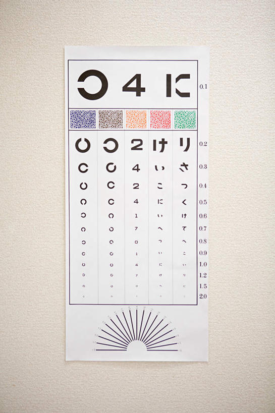 无人,医院,竖图,室内,特写,白天,正面,静物,一排,许多,整齐,英文,标志,图表,文字,字符,字母,墙,标识,墙壁,墙面,排列,英文字母,医疗设备,队列,医疗器械,视力表,医疗工具,医疗机构,检测工具,彩图,病院,诊所