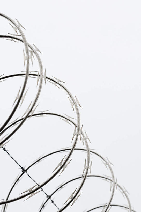 无人,栏杆,竖图,室外,特写,白天,仰视,一排,朦胧,模糊,整齐,栅栏,圆圈,篱笆,围栏,铁丝网,护栏,排列,队列,铁蒺藜,彩图,低角度拍摄