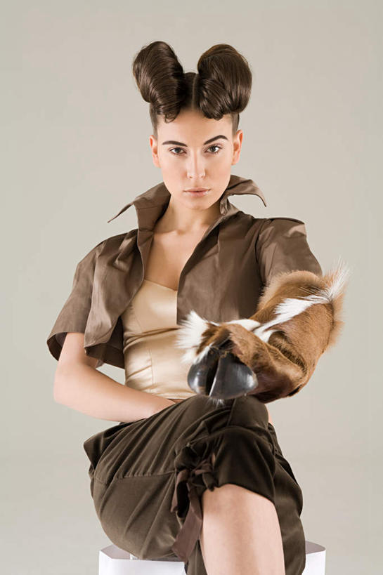 西方人,一个人,坐,竖图,室内,白天,正面,欧洲,欧洲人,仅一个年轻女性,仅一个女性,仅一个人,灰色背景,服装,注视,衣服,观察,看,可爱,摄影,服饰,影棚,星座,观看,察看,衣着,穿着,关注,气质,占卜,表演服,演出服,可靠,摩羯座,隐忍,山羊座,衣饰,道具服,年轻女性,女人,女性,白种人,坐着,半身,彩图,影棚拍摄,拍摄