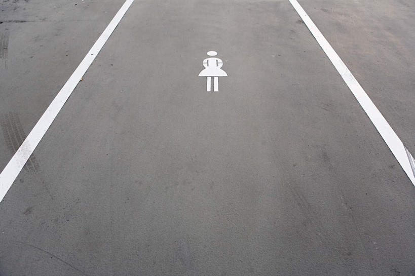 西方人,一个人,无人,站,横图,俯视,室外,特写,白天,裙子,道路,路,指示牌,公路,欧洲,欧洲人,仅一个年轻女性,仅一个女性,仅一个人,连衣裙,标志,文字,分界线,停车线,交通,标识,站着,车行道,车行道分界线,标线,车行线,年轻女性,女人,女性,白种人,马路,站立,彩图,高角度拍摄,全身