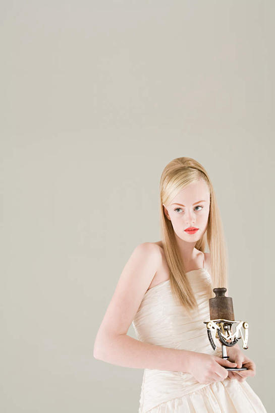 西方人,一个人,站,竖图,室内,白天,正面,仪器,欧洲,欧洲人,仅一个年轻女性,仅一个女性,仅一个人,握,阴影,服装,反射,影子,拿,拿着,注视,衣服,观察,看,站着,握着,摄影,服饰,影棚,星座,观看,优雅,察看,衡量,坚强,衣着,穿着,关注,灵活,占卜,表演服,演出服,计量,台秤,衡器,理智,天秤座,衣饰,道具服,聪明,年轻女性,女人,女性,白种人,秤,站立,半身,彩图,影棚拍摄,拍摄,公平