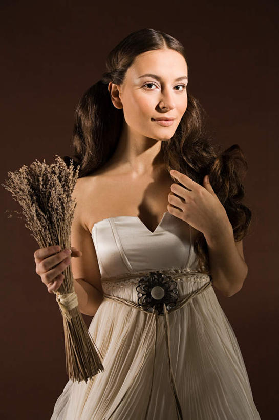 西方人,一个人,站,笑,微笑,竖图,室内,白天,正面,裙子,农作物,小麦,欧洲,欧洲人,仅一个年轻女性,仅一个女性,仅一个人,握,棕色背景,连衣裙,谷物,拿,拿着,注视,抹胸,观察,看,站着,健康,握着,摄影,麦子,影棚,星座,观看,察看,关注,善良,占卜,抹胸裙,处女座,宽厚,仁慈,室女座,细心,年轻女性,女人,女性,白种人,站立,半身,彩图,影棚拍摄,拍摄