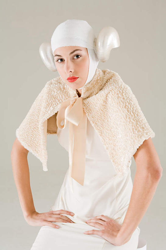 西方人,一个人,站,竖图,室内,白天,白色背景,正面,民族服装,帽子,欧洲,欧洲人,仅一个年轻女性,仅一个女性,仅一个人,阴影,反射,头巾,影子,注视,手叉腰,叉腰,观察,看,站着,摄影,影棚,星座,观看,察看,双手叉腰,关注,占卜,白羊座,冲动,乐观,领导型,牡羊座,毅力,尤物,冒险,年轻女性,女人,女性,白种人,站立,半身,彩图,影棚拍摄,传统服装,民俗服,拍摄,佳丽,丽人,美人