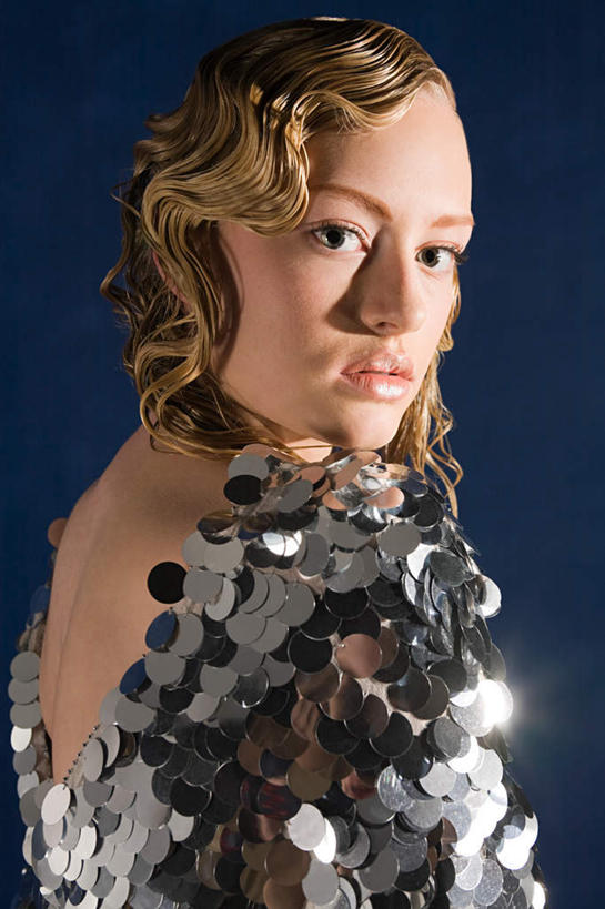 西方人,脸,头,脸颊,头发,一个人,站,竖图,室内,特写,白天,侧面,戏服,游戏,欧洲,欧洲人,仅一个年轻女性,仅一个女性,仅一个人,表演,阴影,蓝色背景,反射,影子,银色,玩,扭头,注视,娱乐,肩膀,观察,看,站着,转头,休闲,金色,摄影,影棚,星座,观看,活动,华丽,察看,发泄,关注,消遣,智力,占卜,角色扮演,温柔,宣泄,富丽,耐心,亲和,双鱼座,细腻,华美,演戏,年轻女性,女人,女性,白种人,头部,长发,卷发,脸部,脸蛋,面部,玩耍,嬉戏,站立,半身,彩图,影棚拍摄,拍摄