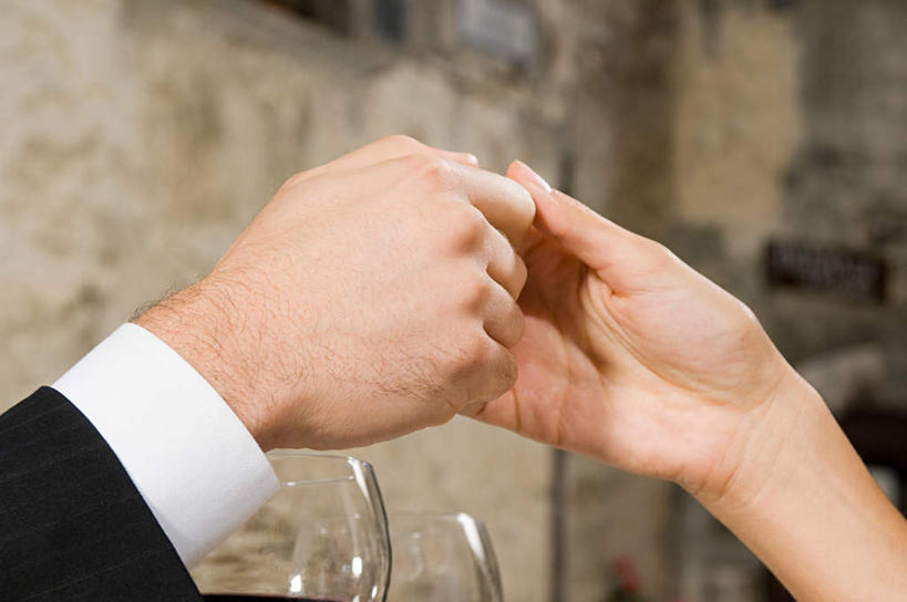 西方人,手,两个人,站,握手,横图,室内,特写,白天,侧面,衬衫,西装,爱情,窗户,门,杯子,欧洲,欧洲人,套装,正装,朦胧,模糊,高脚杯,墙,棕色,领带,红酒杯,两杯,浪漫,职业装,玻璃窗,墙壁,墙面,玻璃制品,两个,酒杯,门框,站着,温暖,温馨,手部,恩爱,恋人,单手,和睦,男人,男性,年轻男性,年轻女性,女人,女性,白种人,情侣,玻璃杯,搀手,拉手,手拉手,手握手,站立,半身,彩图,衬衣,伴侣,融洽