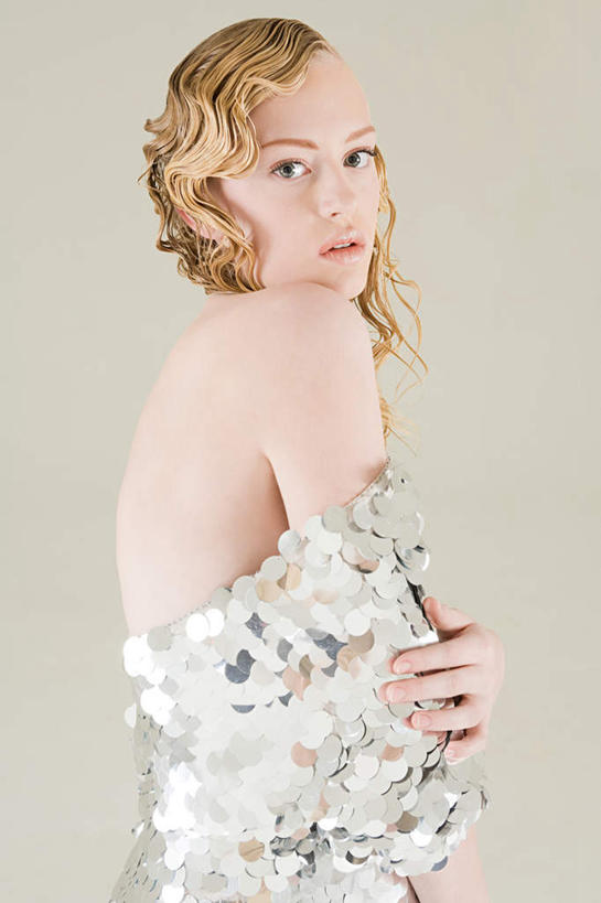 西方人,头发,一个人,站,竖图,室内,白天,侧面,戏服,游戏,欧洲,欧洲人,仅一个年轻女性,仅一个女性,仅一个人,表演,阴影,黄色背景,反射,影子,银色,玩,扭头,注视,娱乐,观察,看,站着,转头,休闲,金色,摄影,影棚,星座,观看,活动,华丽,察看,发泄,关注,消遣,智力,占卜,角色扮演,温柔,宣泄,富丽,耐心,亲和,双鱼座,细腻,华美,演戏,年轻女性,女人,女性,白种人,长发,卷发,玩耍,嬉戏,站立,半身,彩图,影棚拍摄,拍摄