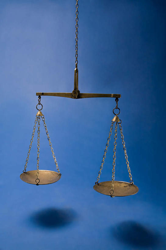 无人,竖图,室内,特写,白天,正面,实验,仪器,静物,阴影,蓝色背景,研究,反射,分析,化学,测试,影子,一个,摄影,影棚,单个,衡量,计量,试验耗材,实验用品,托盘天平,秤,天平称,天平秤,彩图,影棚拍摄,拍摄