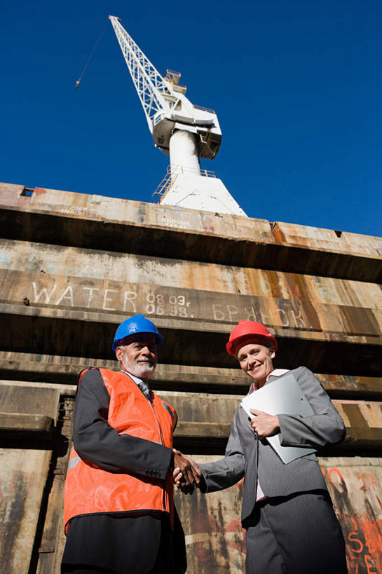 西方人,两个人,伙伴,朋友,商务人士,工程师,建筑工人,建筑师,商务男性,商务女性,码头,站,握手,竖图,室外,白天,仰视,衬衫,友谊,合作,团队,技术,港口,建筑,帽子,欧洲,欧洲人,握,阴影,套装,光线,材料,档案,头盔,文件,影子,纸,拿,拿着,注视,设备,施工,蓝色,蓝天,天空,阳光,安全帽,手稿,资料,天,观察,看,站着,机械,起重机,战略,握着,晴朗,观看,证明,工程,察看,关注,文档,商务装,工薪阶层,万里无云,联合,合谋,配合,协作,男人,男性,女人,女性,中年男性,中年女性,白种人,白领,上班族,设计,晴空,晴空万里,技师,建筑工,建筑设计师,搀手,拉手,手搀手,手拉手,手牵手,手握手,站立,半身,彩图,低角度拍摄,衬衣,摆渡口,埠头,渡口,渡头,港湾,海港,货运码头,口岸,商港