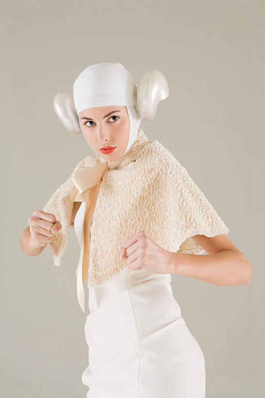 西方人,拳,一个人,站,竖图,室内,白天,正面,欧洲,欧洲人,仅一个年轻女性,仅一个女性,仅一个人,服装,注视,衣服,观察,看,站着,摄影,服饰,影棚,星座,观看,察看,衣着,穿着,关注,占卜,表演服,演出服,白羊座,冲动,乐观,领导型,牡羊座,毅力,衣饰,道具服,冒险,年轻女性,女人,女性,白种人,拳头,站立,半身,彩图,影棚拍摄,拍摄