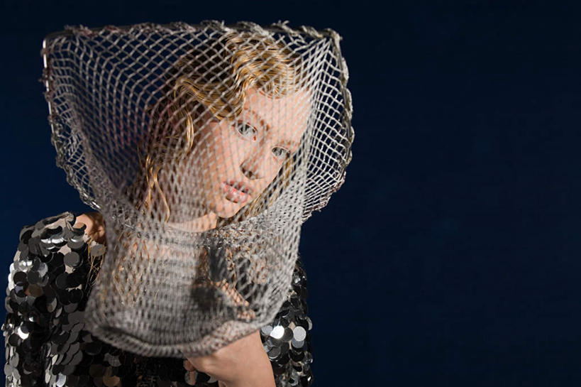 西方人,脸,头,脸颊,手,一个人,站,横图,室内,特写,白天,正面,欧洲,欧洲人,仅一个年轻女性,仅一个女性,仅一个人,握,服装,网,拿,拿着,注视,肩膀,衣服,观察,看,站着,手部,握着,遮,遮掩,摄影,服饰,影棚,星座,观看,单手,察看,掩盖,遮挡,衣着,穿着,关注,占卜,温柔,表演服,演出服,遮盖,掩饰,耐心,亲和,双鱼座,细腻,衣饰,道具服,年轻女性,女人,女性,白种人,头部,脸部,脸蛋,面部,站立,半身,彩图,影棚拍摄,拍摄