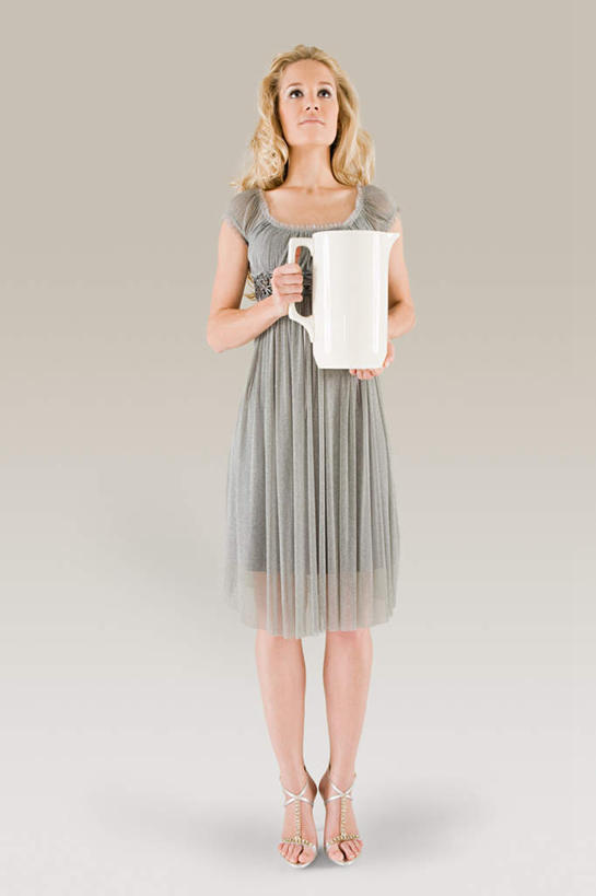 西方人,一个人,站,竖图,室内,白天,正面,裙子,智慧,神秘,欧洲,欧洲人,仅一个年轻女性,仅一个女性,仅一个人,握,灰色背景,连衣裙,服装,壶,拿,拿着,注视,水壶,衣服,茶壶,容器,观察,看,站着,独立,握着,摄影,服饰,影棚,星座,观看,察看,衣着,穿着,关注,占卜,宝瓶座,冷静,水瓶座,衣饰,年轻女性,女人,女性,白种人,站立,彩图,全身,影棚拍摄,拍摄