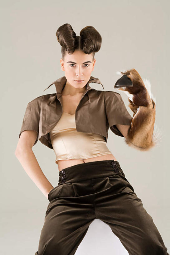 西方人,一个人,站,竖图,室内,白天,仰视,欧洲,欧洲人,仅一个年轻女性,仅一个女性,仅一个人,握,服装,拿,拿着,注视,衣服,观察,看,站着,可爱,握着,摄影,服饰,影棚,星座,观看,察看,衣着,穿着,关注,气质,占卜,可靠,摩羯座,隐忍,山羊座,衣饰,年轻女性,女人,女性,白种人,站立,半身,彩图,低角度拍摄,影棚拍摄,拍摄