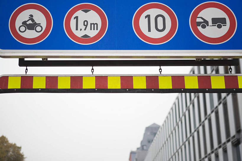 无人,高楼大厦,横图,室外,白天,仰视,办公楼,植物,大厦,建筑,摩天大楼,写字楼,摩托车,朦胧,模糊,英文,标志,数字,文字,字符,字母,警告,标识,车,树,树木,绿色,自然,楼宇,交通工具,商务楼,警示,阿拉伯数字,生长,成长,英文字母,禁止,提醒,提示,限制,限速,载具,危险,彩图,低角度拍摄,大楼,高层建筑,高楼,摩天楼